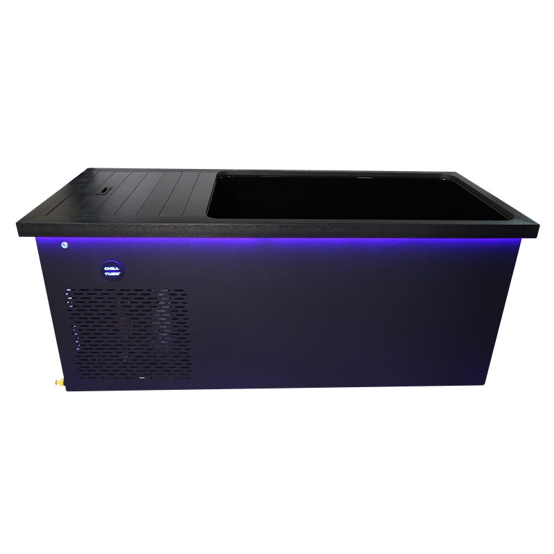 Chill Tubs Obsidian V2 – geöffnete Frontansicht mit Sicht auf die Acrylwanne und LED-Akzent